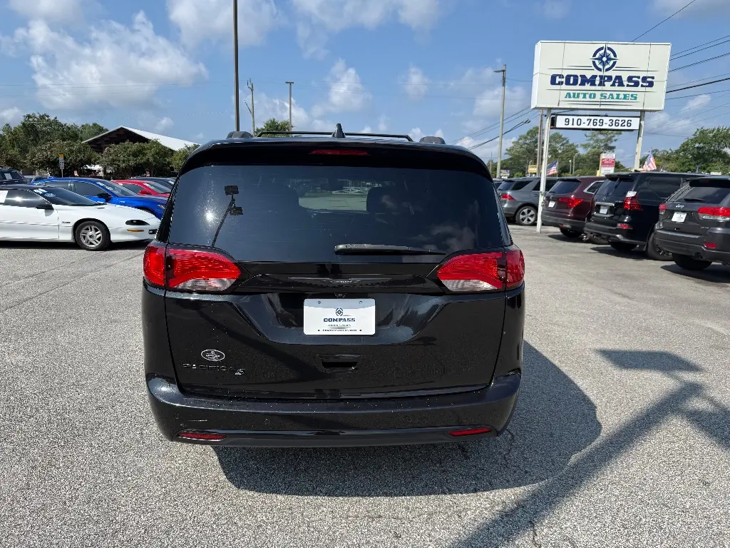 2019 Chrysler Pacifica Touring Plus photo 3