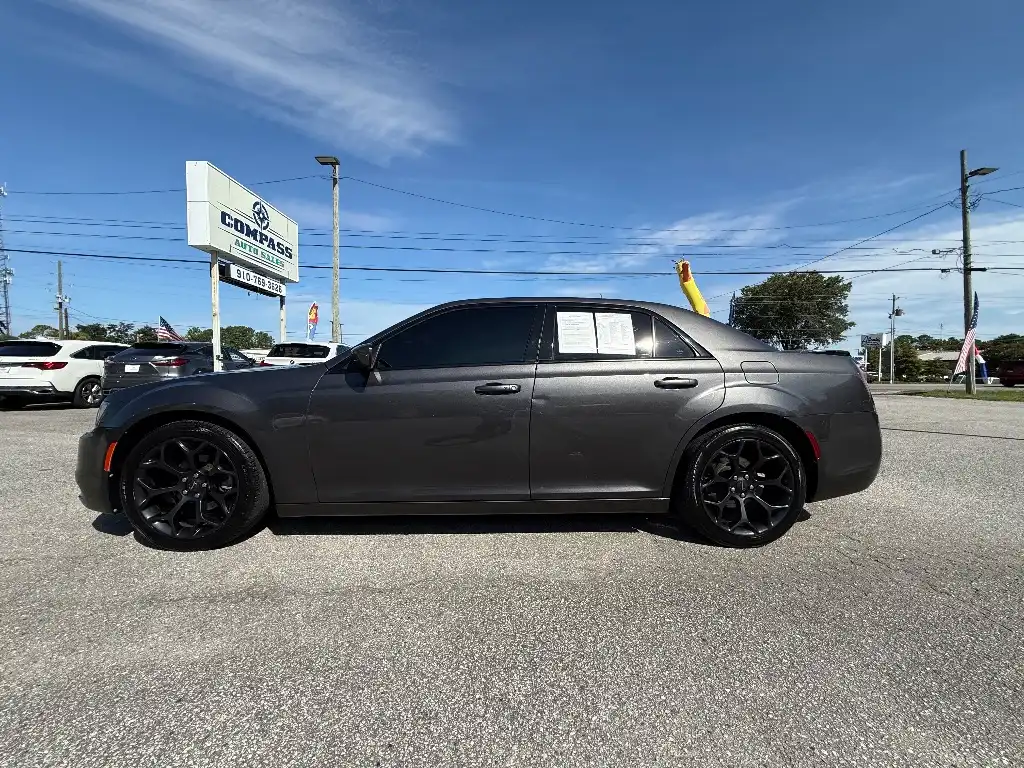 2019 Chrysler 300 S's photo