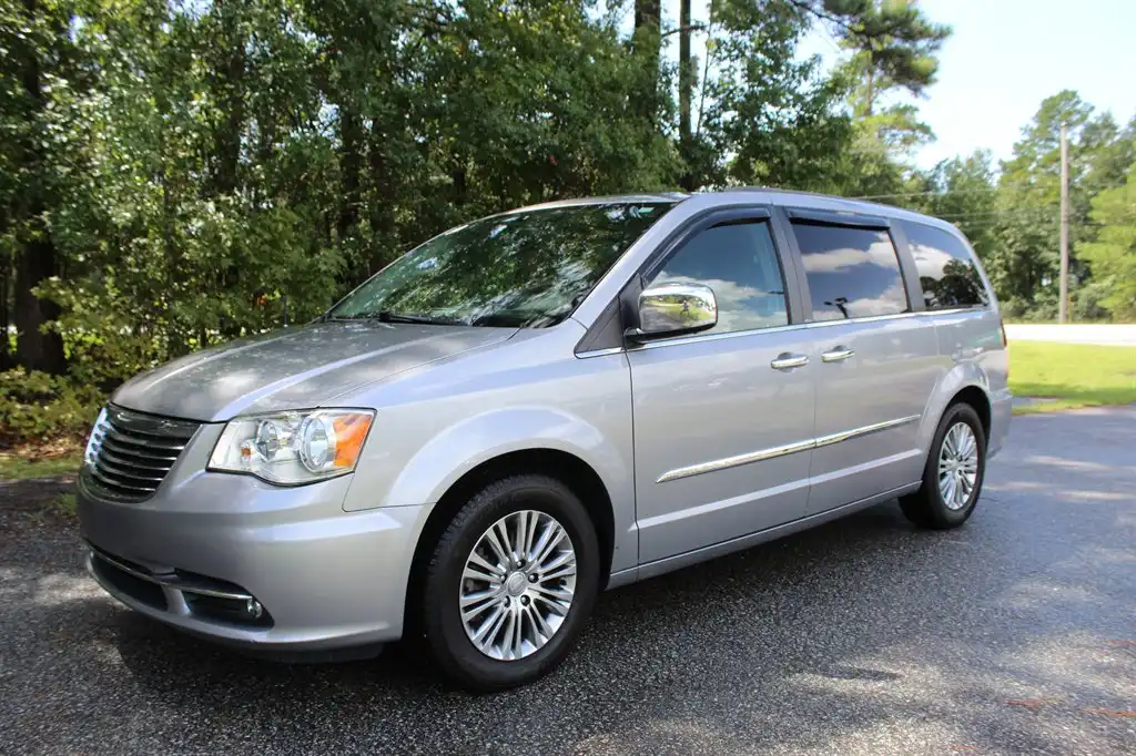 2014 Chrysler Town & Country Touring-L's photo