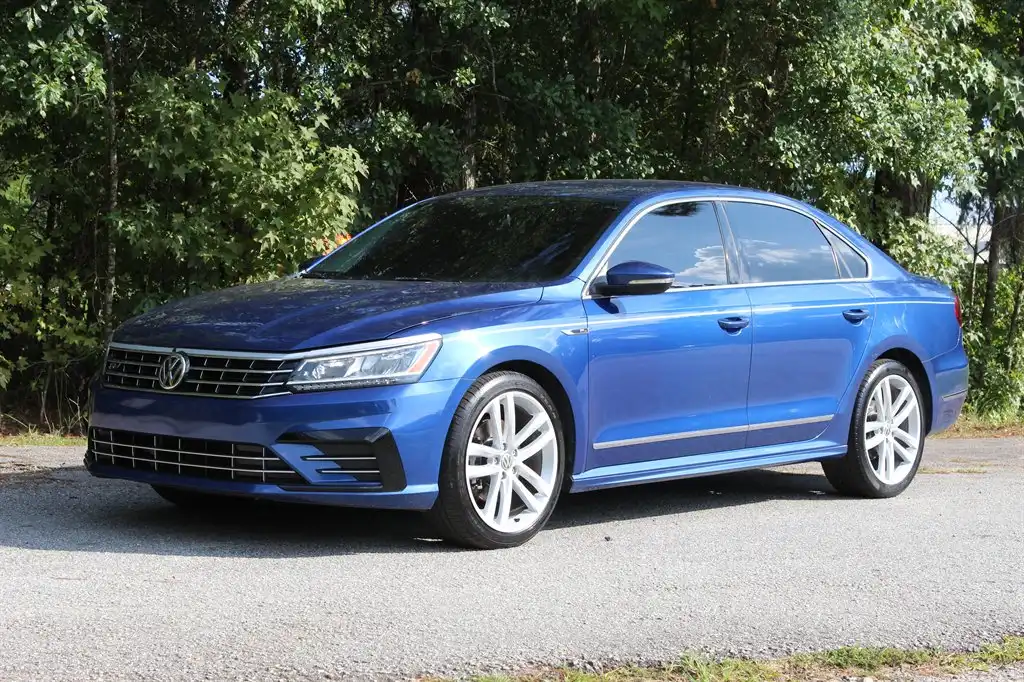 2017 Volkswagen Passat 1.8T R-Line w/ Comfort Pkg. Auto's photo