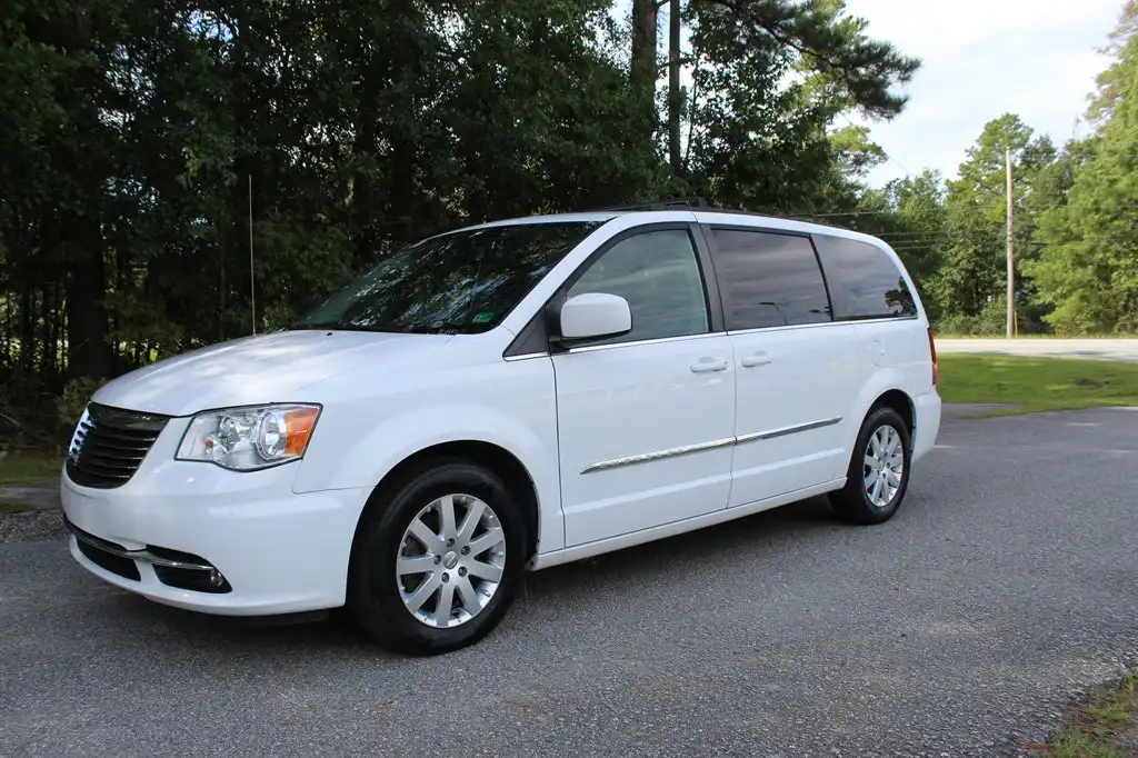2016 Chrysler Town & Country Touring's photo