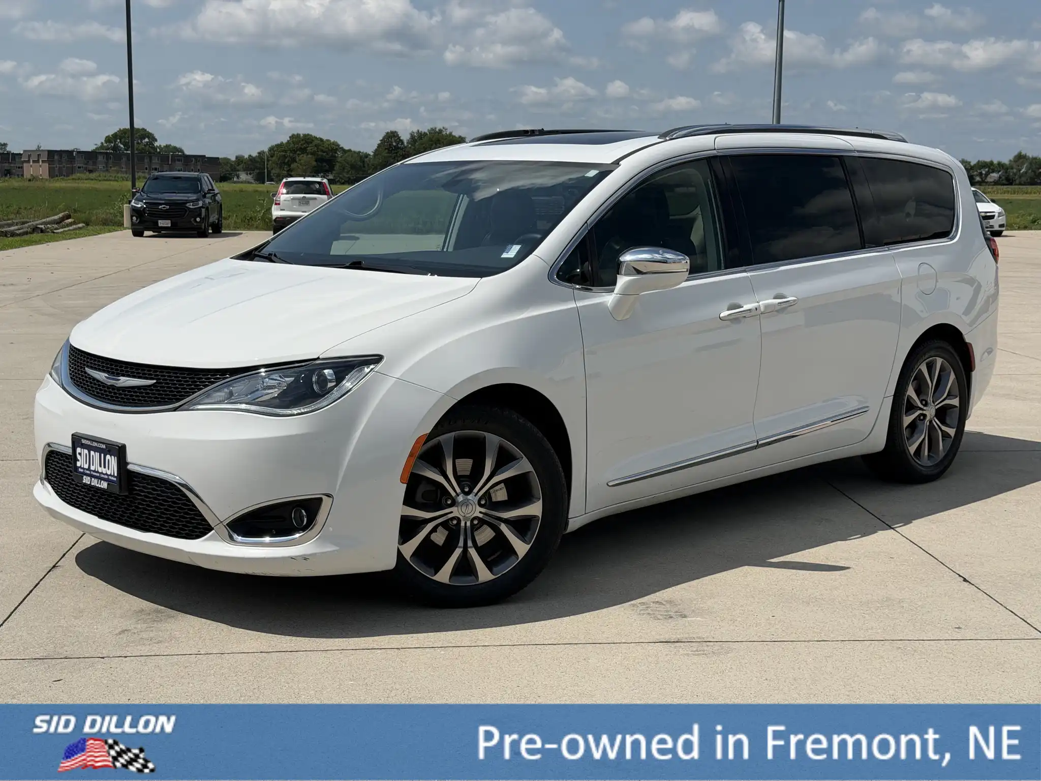 2018 Chrysler Pacifica Limited's photo