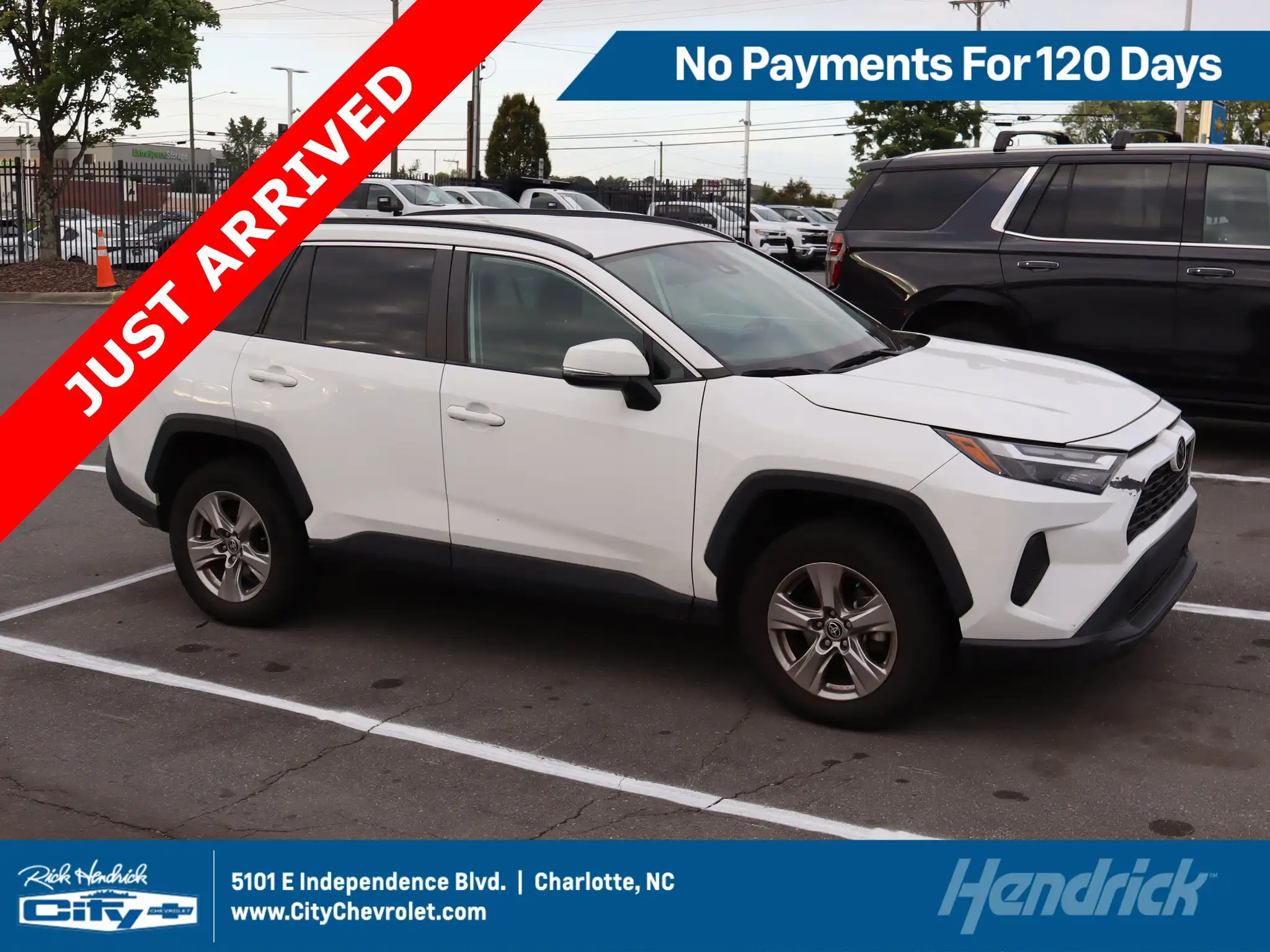 2022 Toyota RAV4 XLE FWD's photo