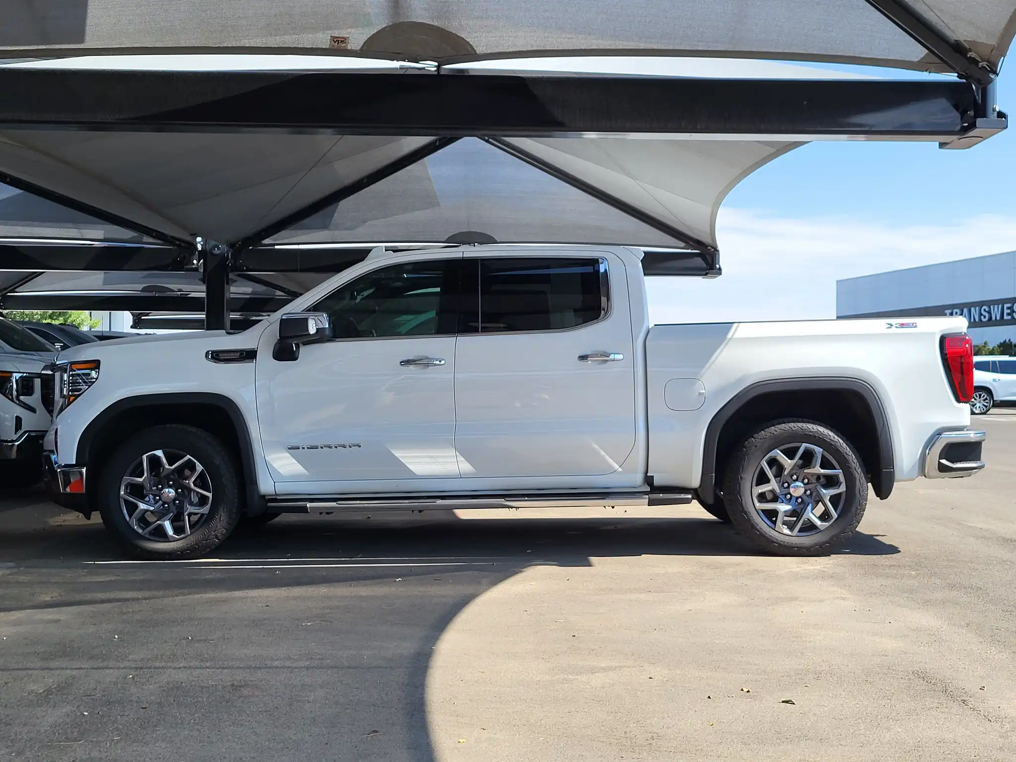 2022 GMC Sierra 4WD Crew Cab Short Box SLT's photo