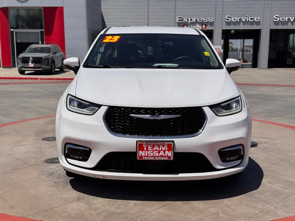 2023 Chrysler Pacifica Touring L photo 3