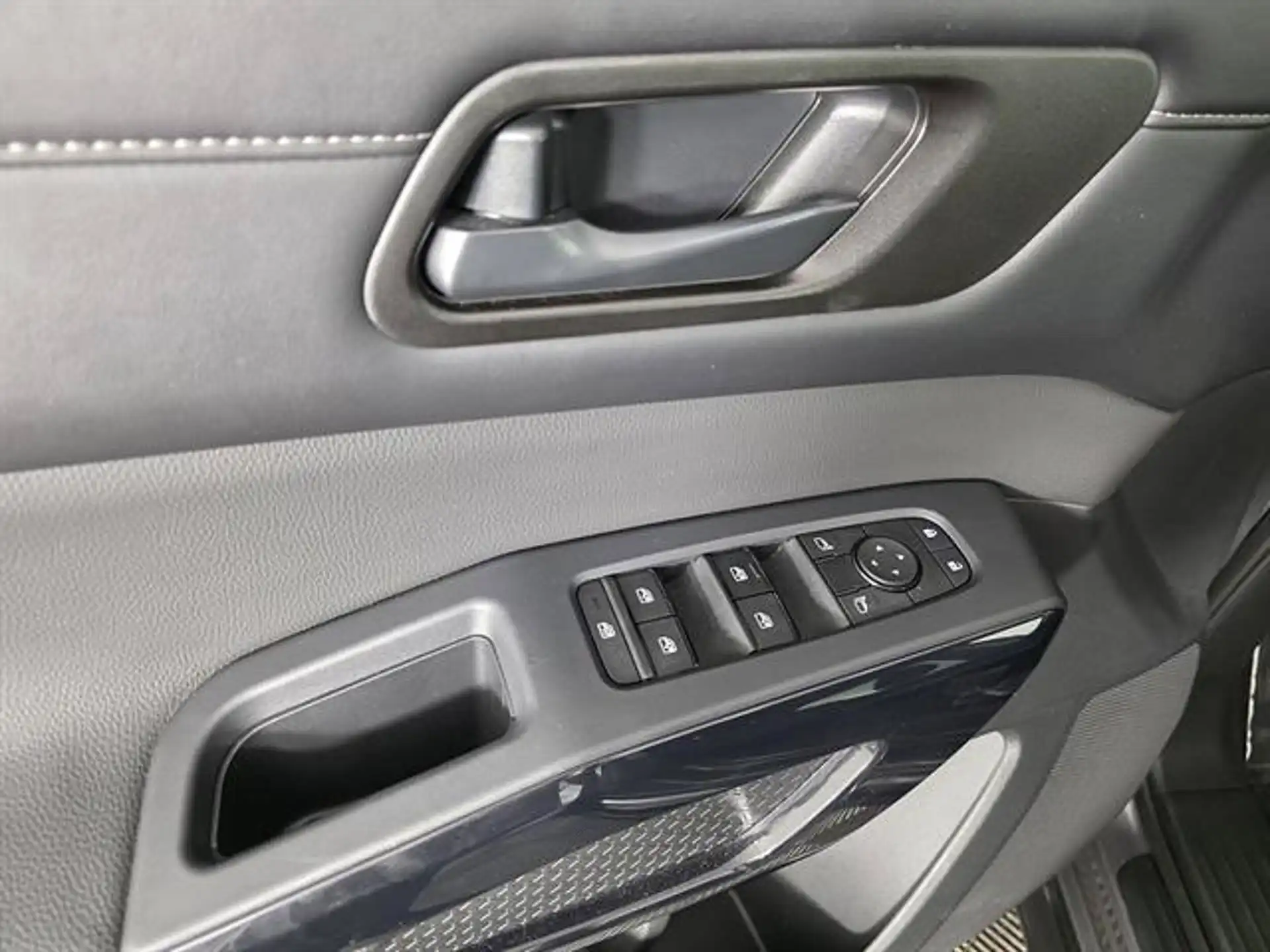 2025 Nissan Pathfinder S 2WD's photo