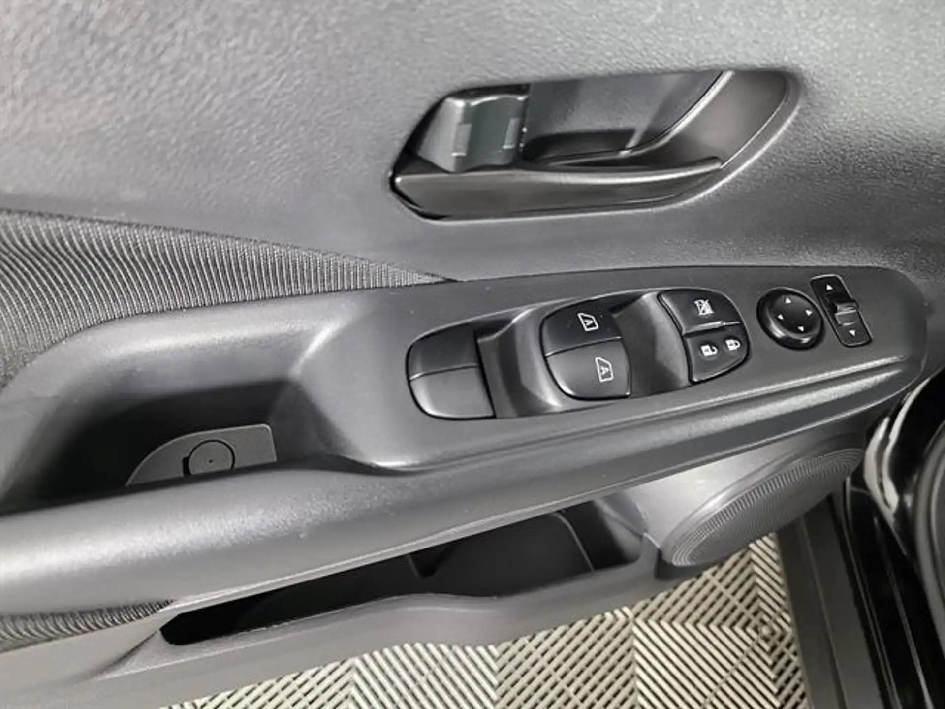 2025 Nissan Kicks Play 1.6 FWD's photo