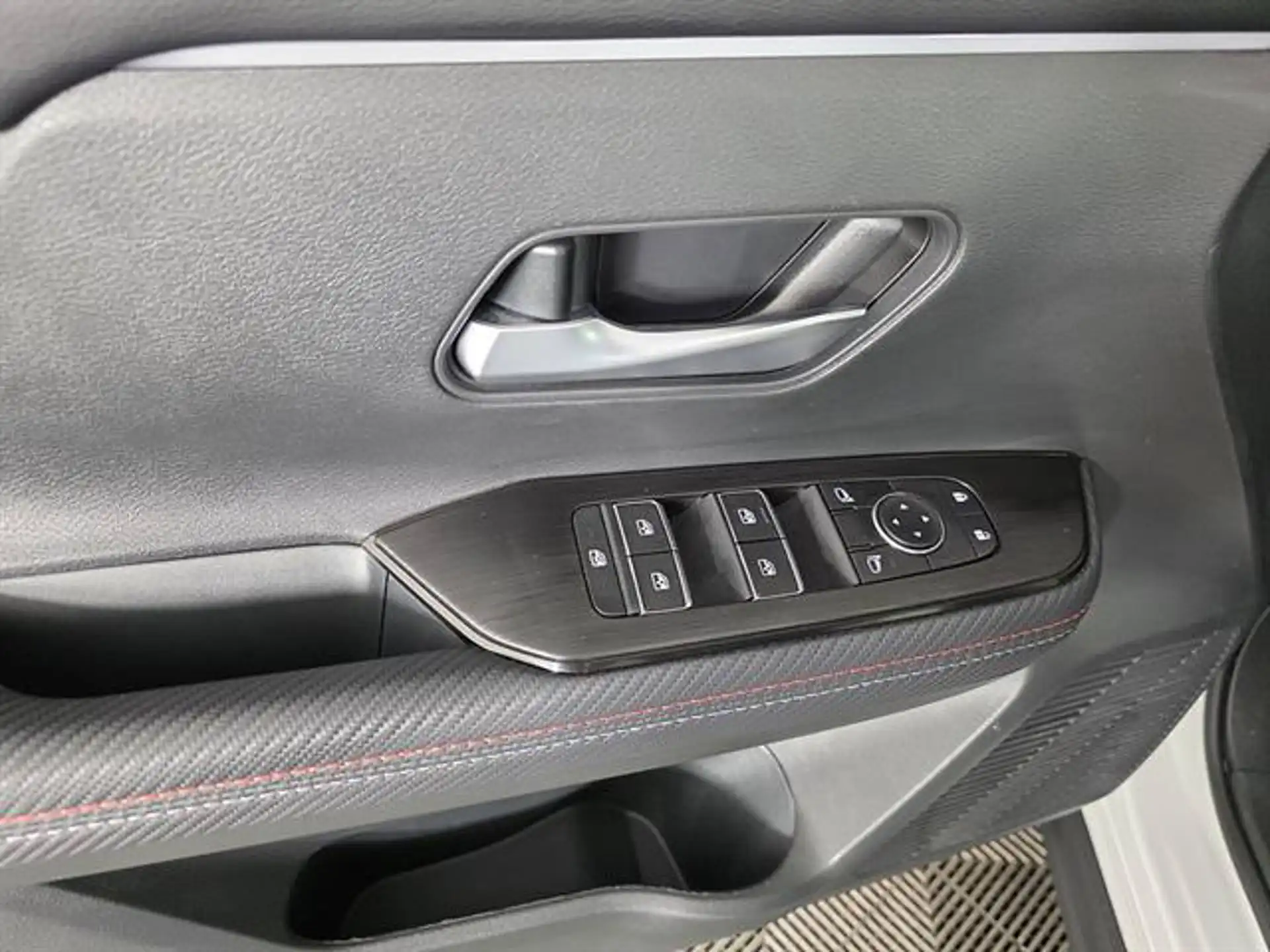 2026 Nissan Kicks 2.0 SR AWD's photo