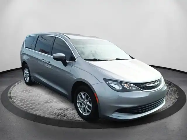 2017 Chrysler Pacifica Touring's photo