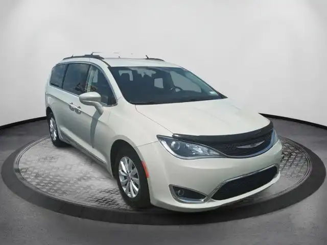 2017 Chrysler Pacifica Touring-L's photo