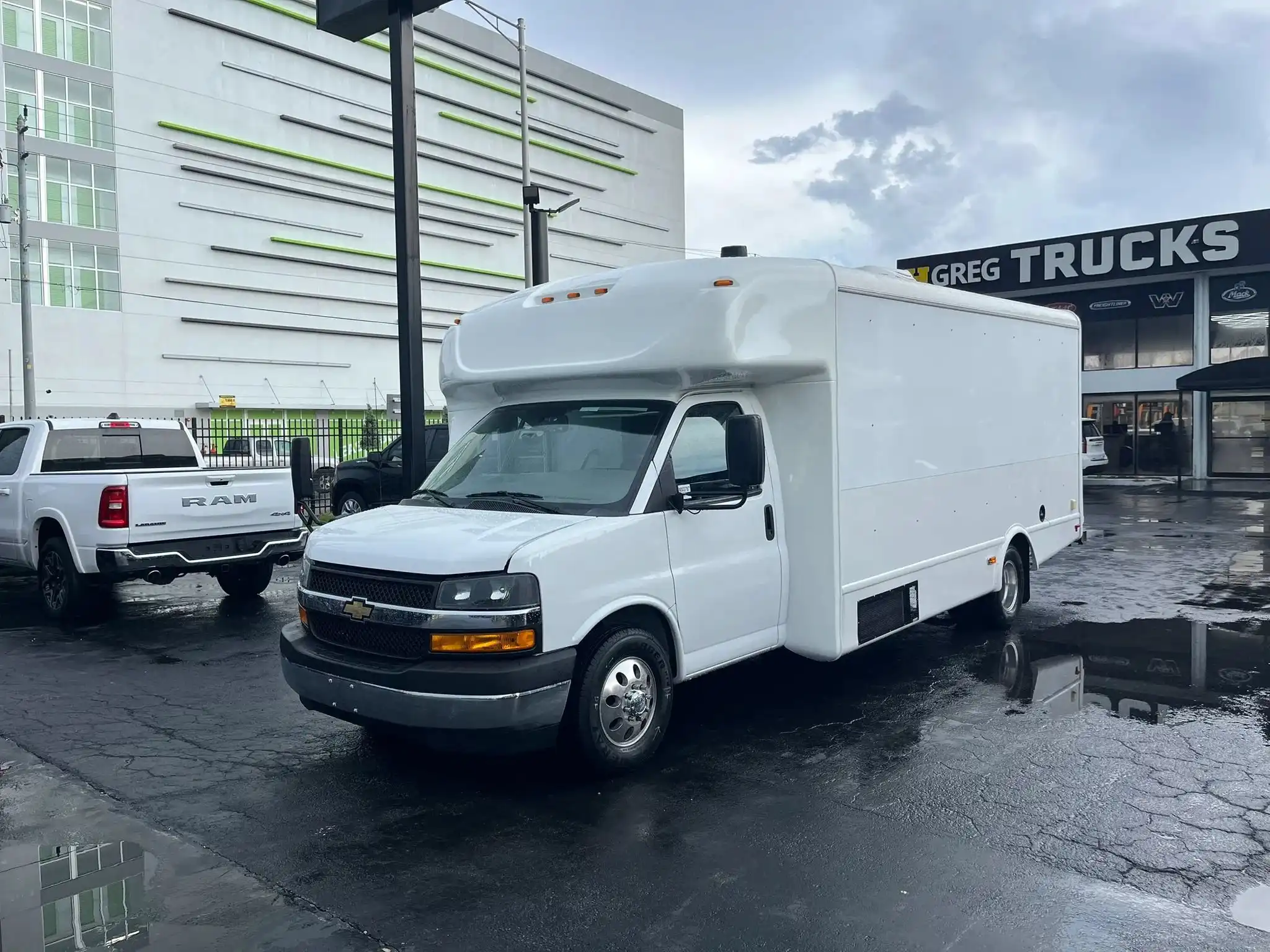 2022 Chevrolet Express 4500 159 WB's photo
