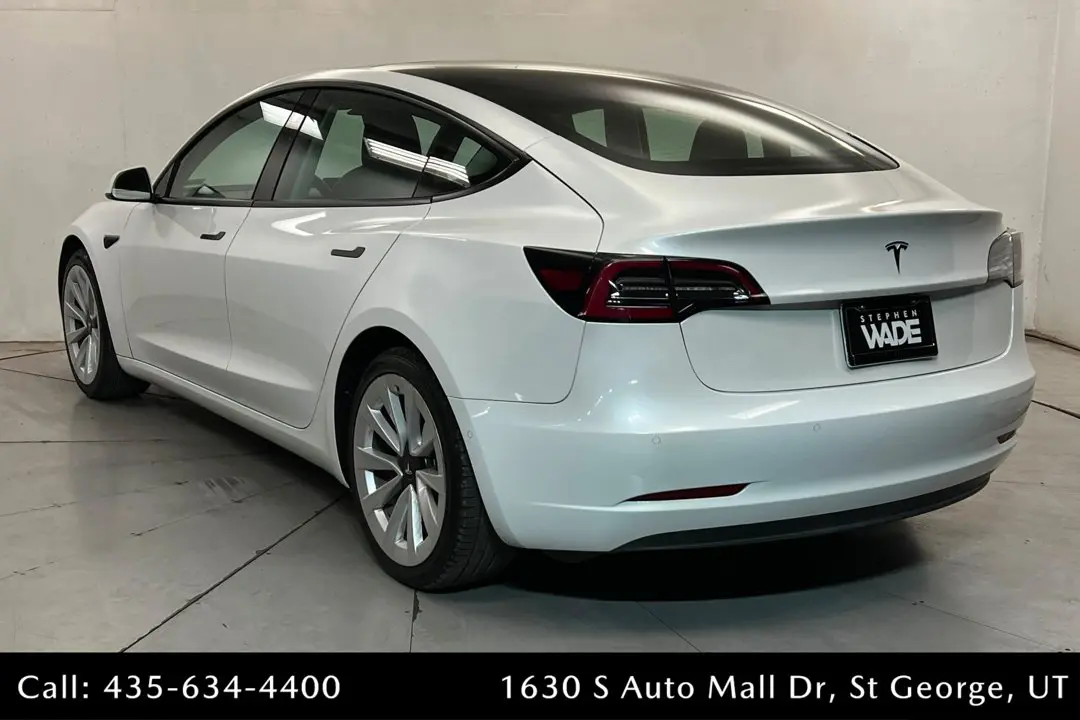 2022 Tesla Model 3 Standard Range Plus photo 3