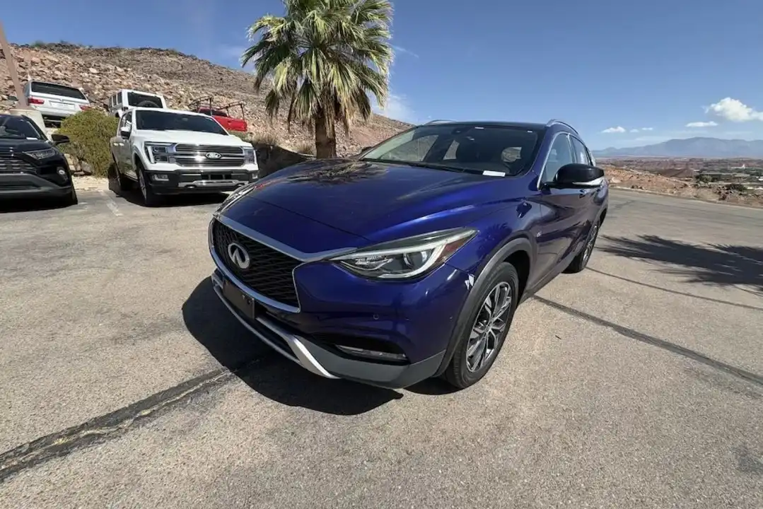 2017 INFINITI QX30 Premium AWD's photo