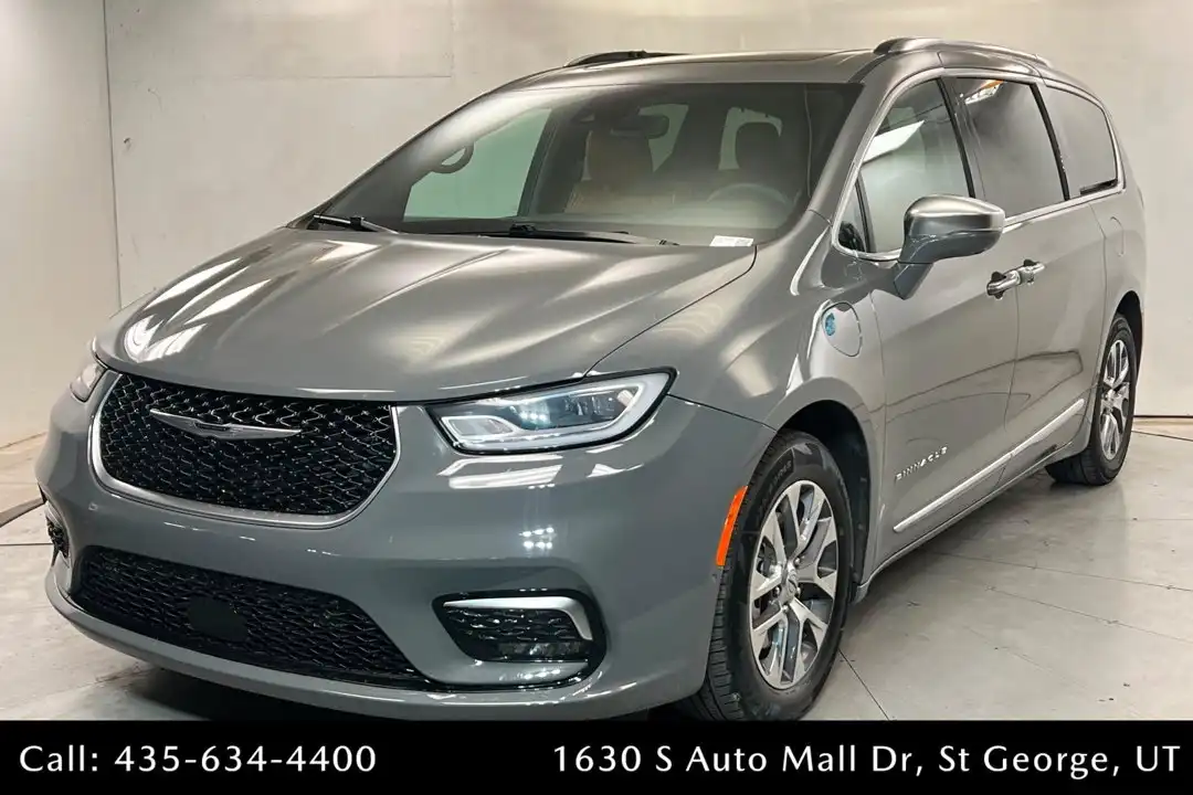 2022 Chrysler Pacifica Hybrid Pinnacle's photo