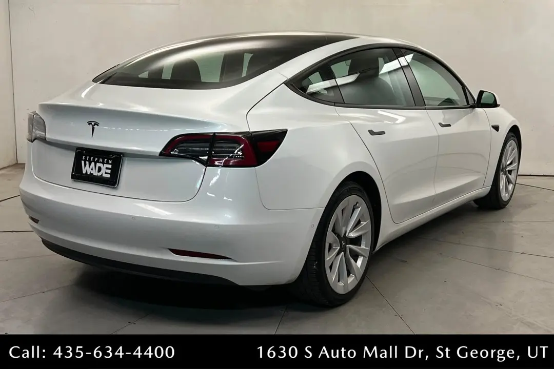 2022 Tesla Model 3 Standard Range Plus photo 5