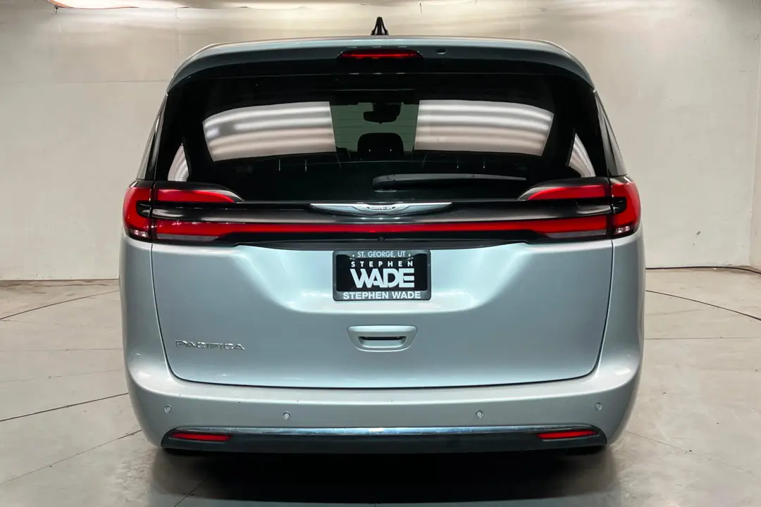 2023 Chrysler Pacifica Touring L photo 4