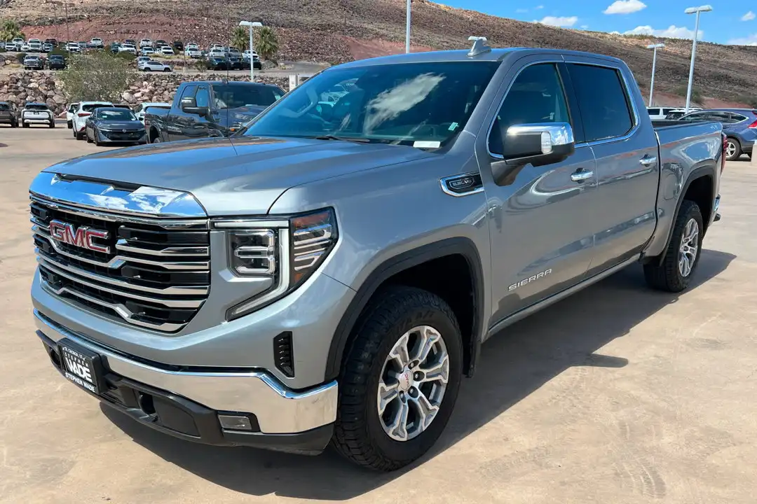 2025 GMC Sierra SLT 4WD Crew Cab Short Box's photo