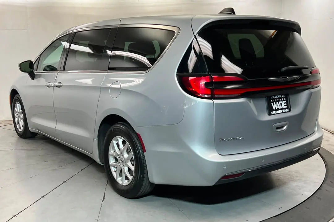 2023 Chrysler Pacifica Touring L photo 3