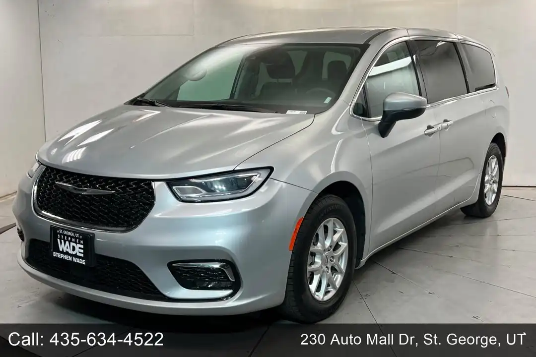 2023 Chrysler Pacifica Touring L's photo