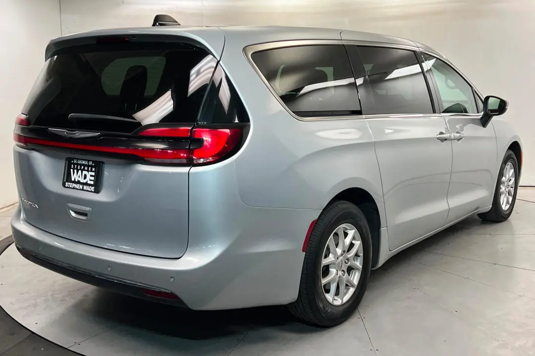 2023 Chrysler Pacifica Touring L photo 5