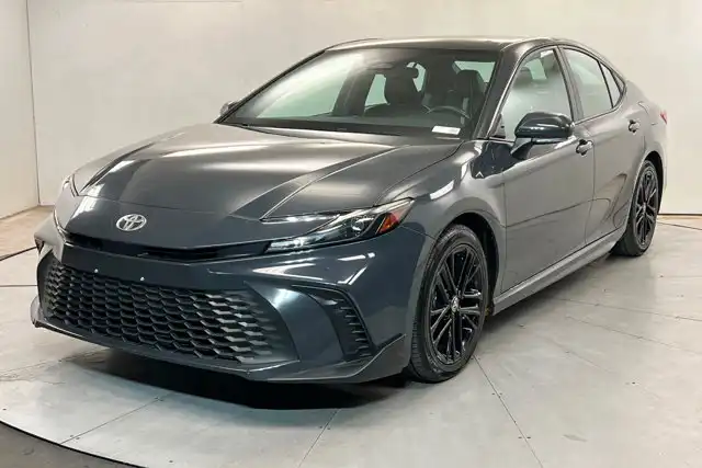 2025 Toyota Camry SE Hybrid's photo