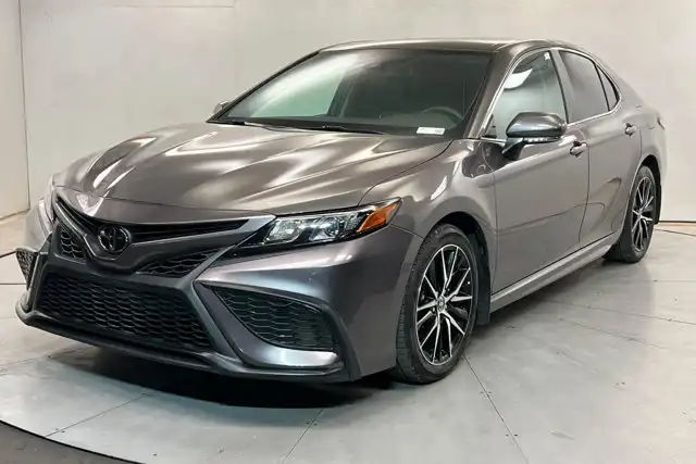 2024 Toyota Camry SE's photo