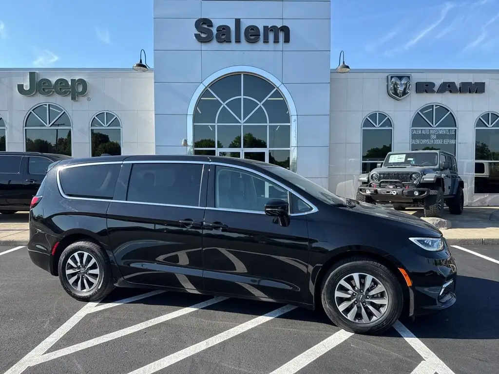 2024 Chrysler Pacifica Hybrid Select PHEV photo 1