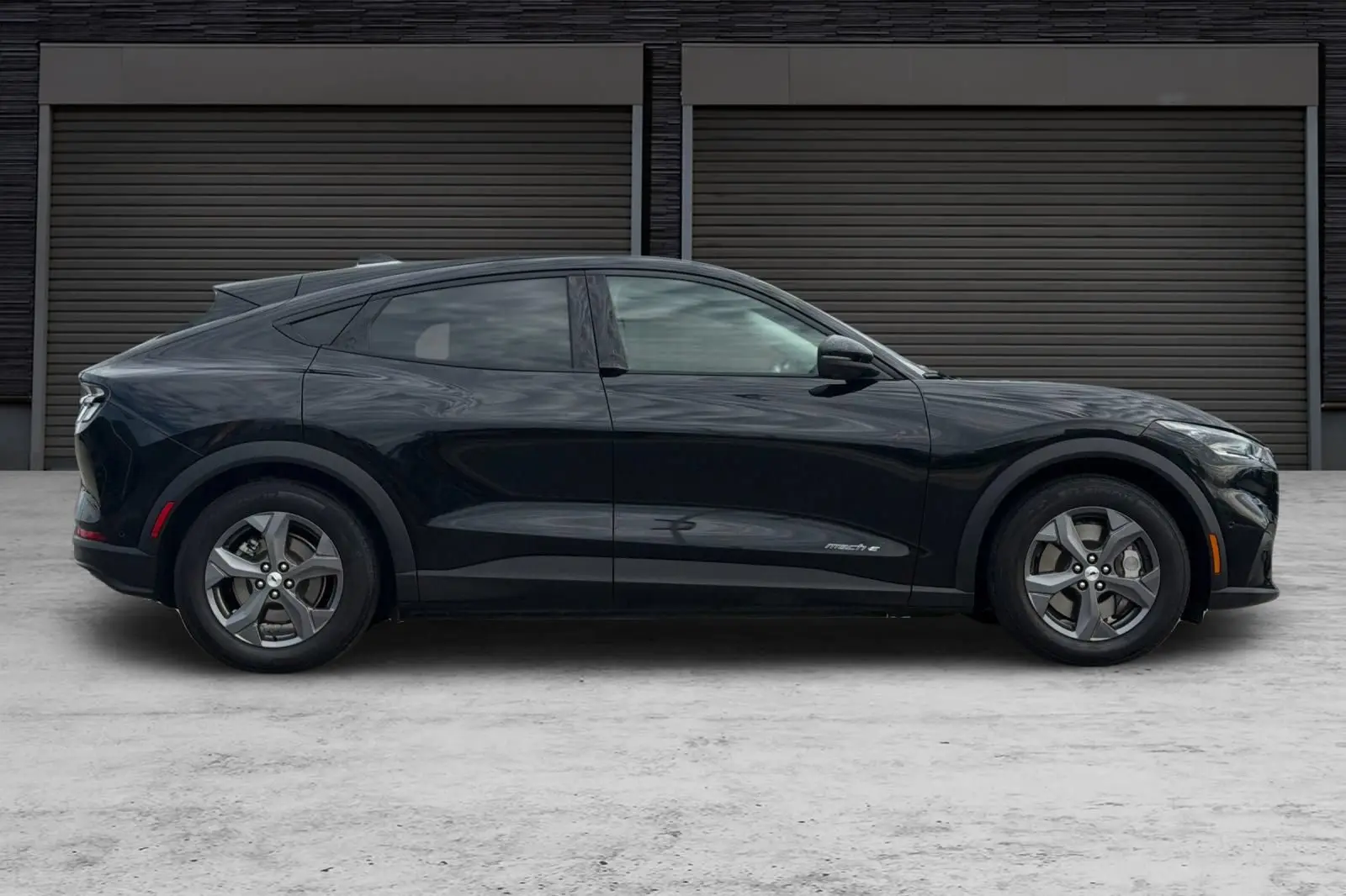 2023 Ford Mustang-Mach-e Select photo 3