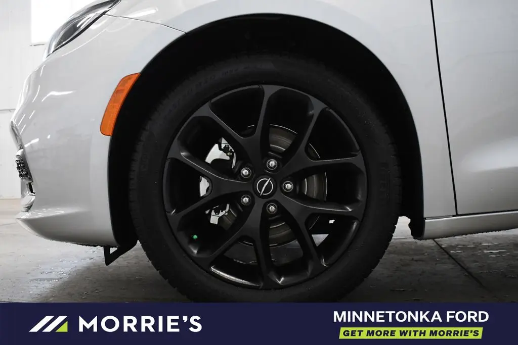 2026 Chrysler Pacifica Select photo 4