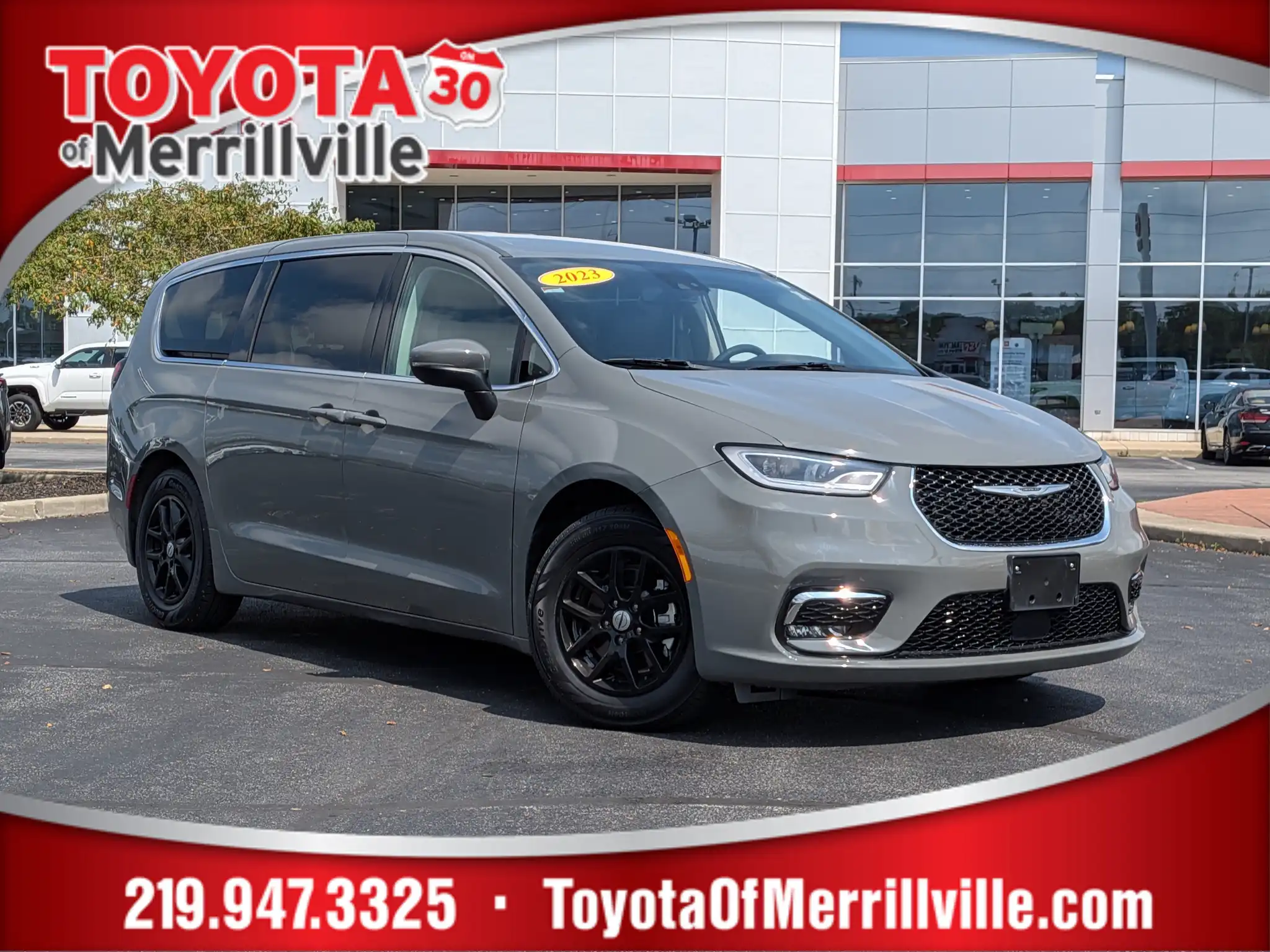 2023 Chrysler Pacifica Touring L's photo
