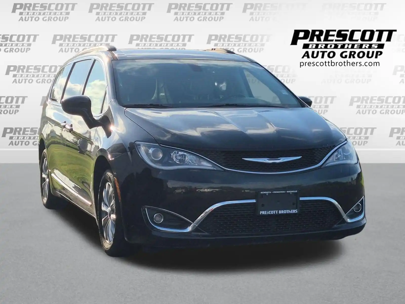 2017 Chrysler Pacifica Touring L's photo