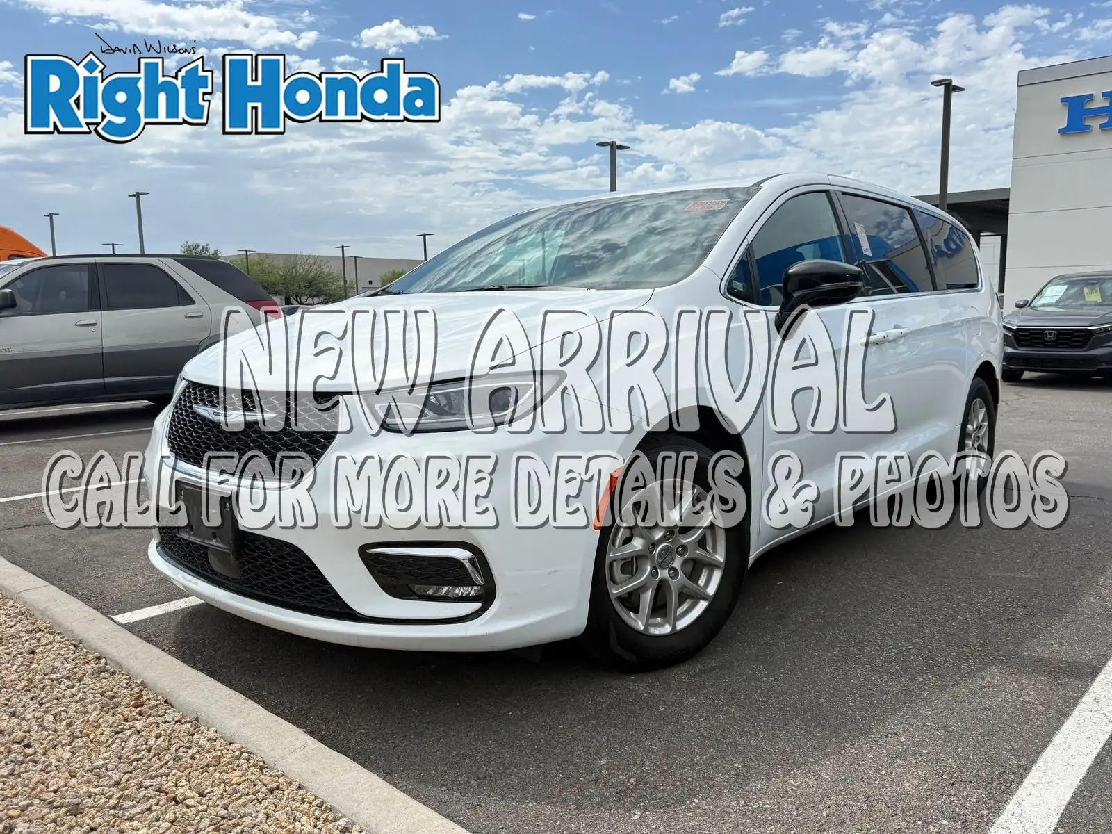 2025 Chrysler Pacifica Select's photo