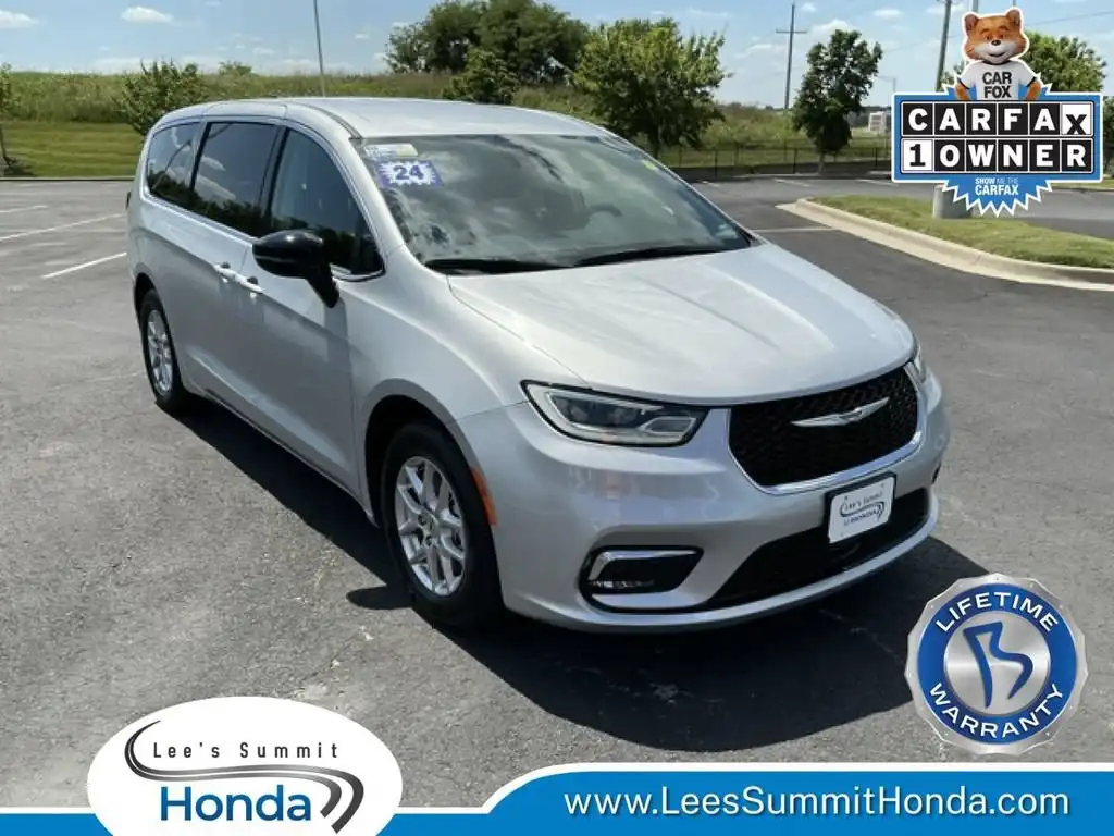 2024 Chrysler Pacifica Touring L's photo
