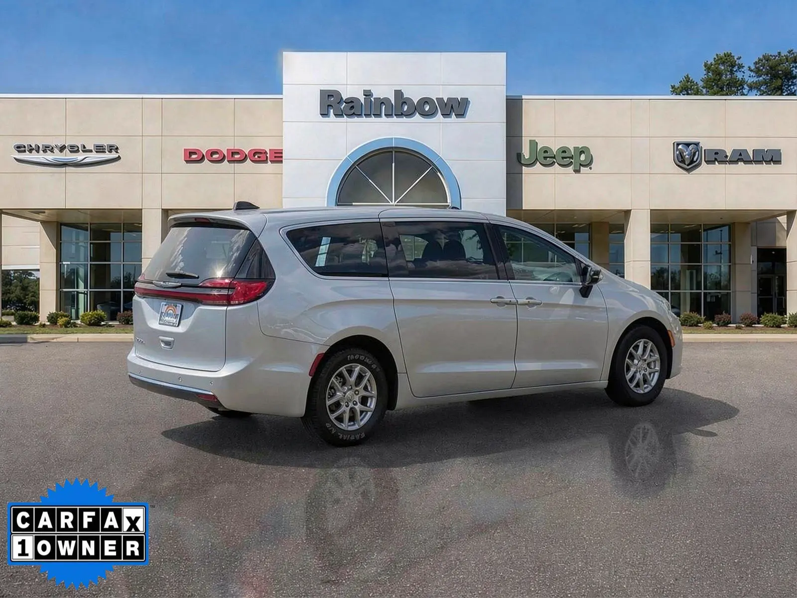 2024 Chrysler Pacifica Touring L photo 3