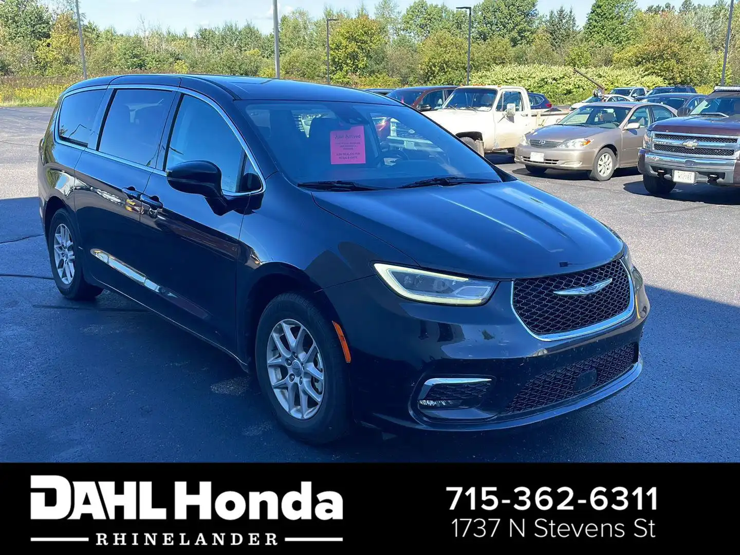 2024 Chrysler Pacifica Touring L's photo