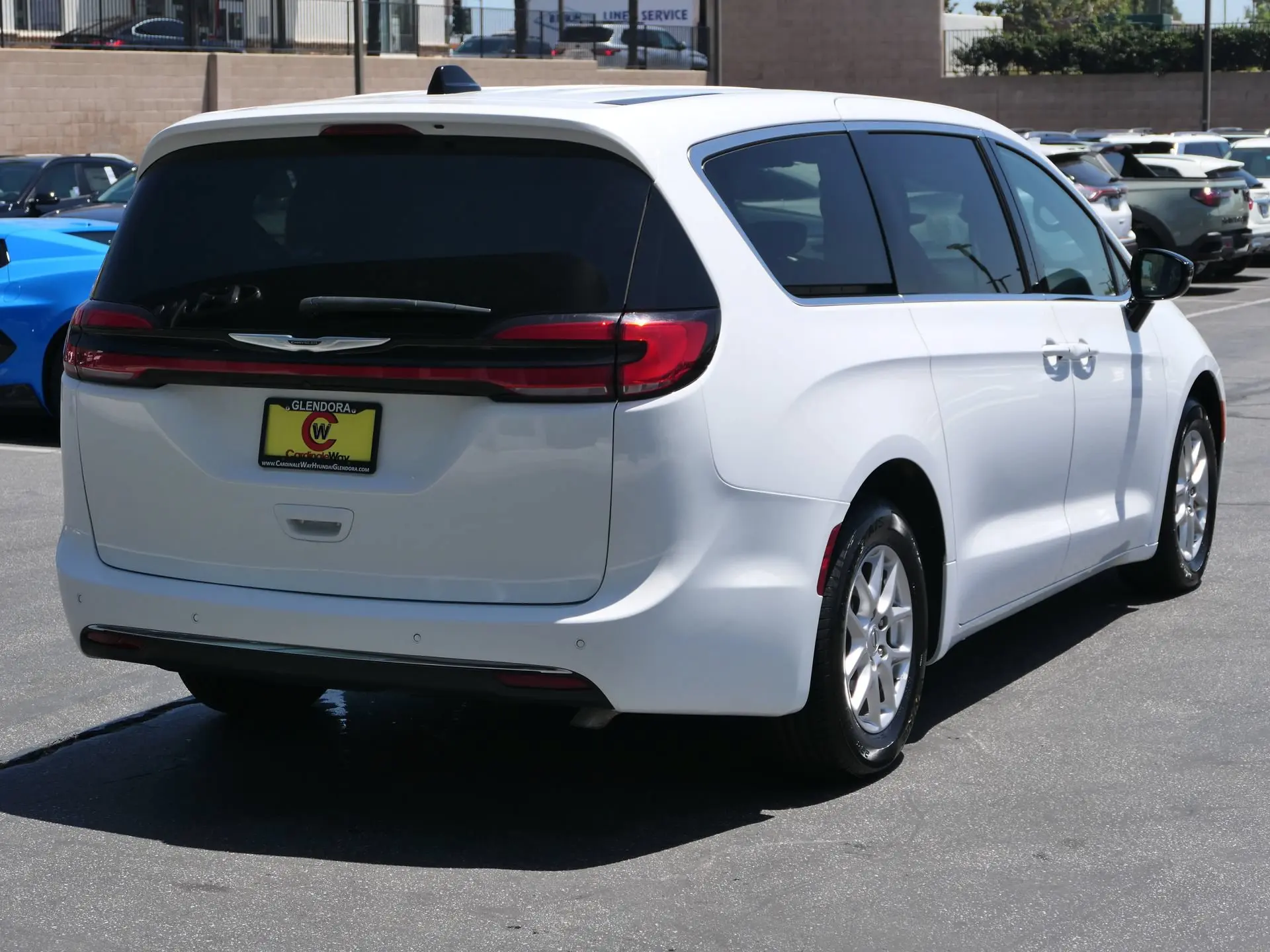 2025 Chrysler Pacifica Select photo 3