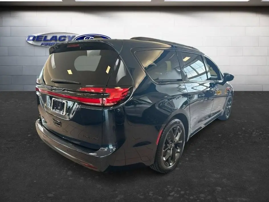 2025 Chrysler Pacifica Limited photo 5