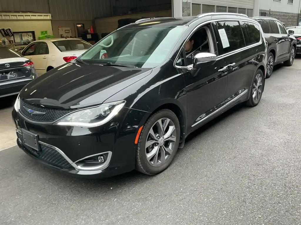 2019 Chrysler Pacifica Limited's photo