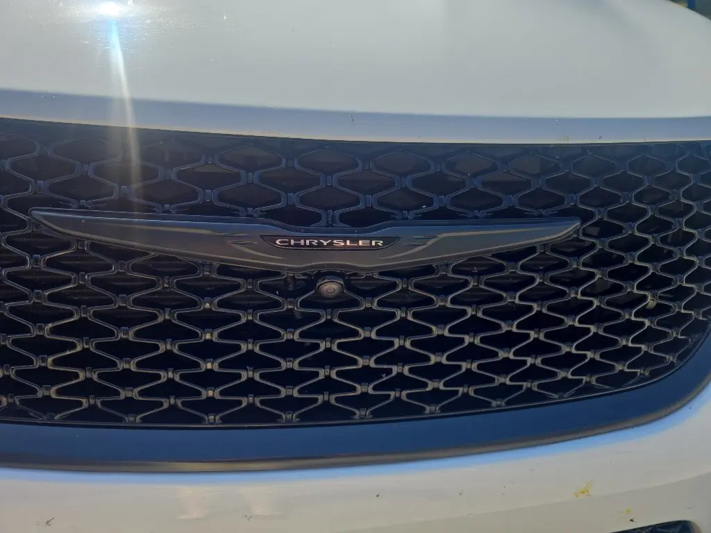2023 Chrysler Pacifica Limited AWD photo 3