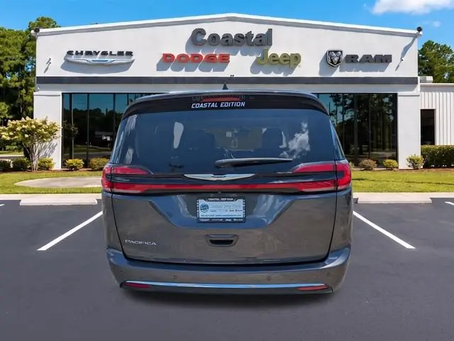 2023 Chrysler Pacifica Touring L photo 5