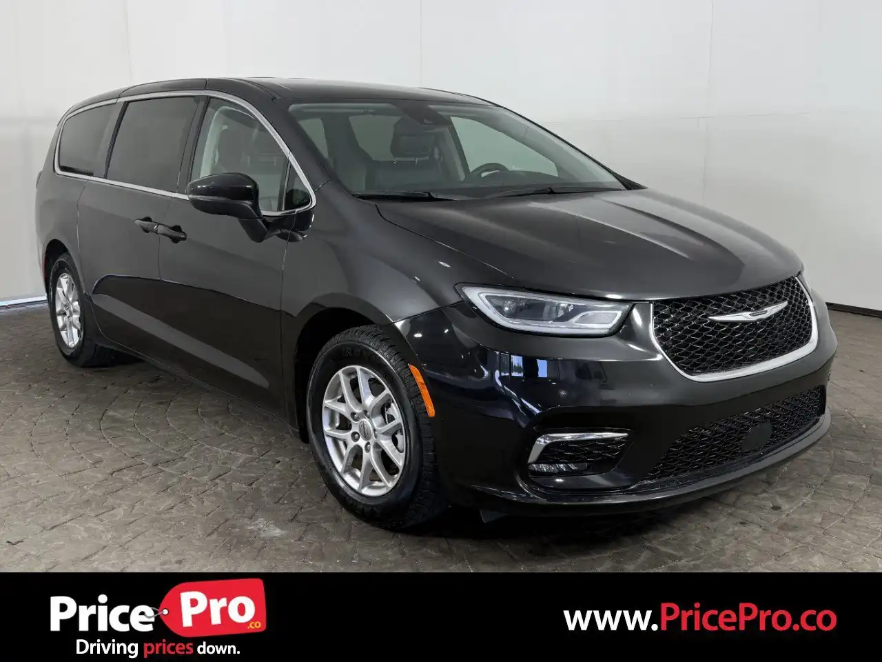 2023 Chrysler Pacifica Touring L's photo