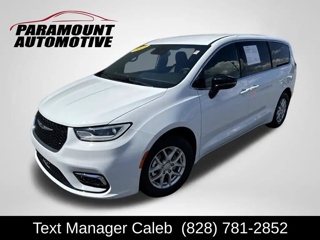 2025 Chrysler Pacifica Select's photo