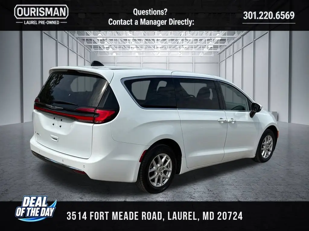 2023 Chrysler Pacifica Touring L photo 3