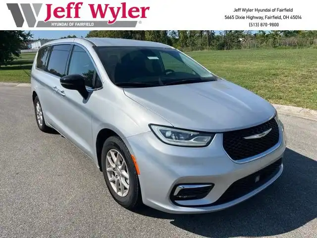 2024 Chrysler Pacifica Touring L's photo