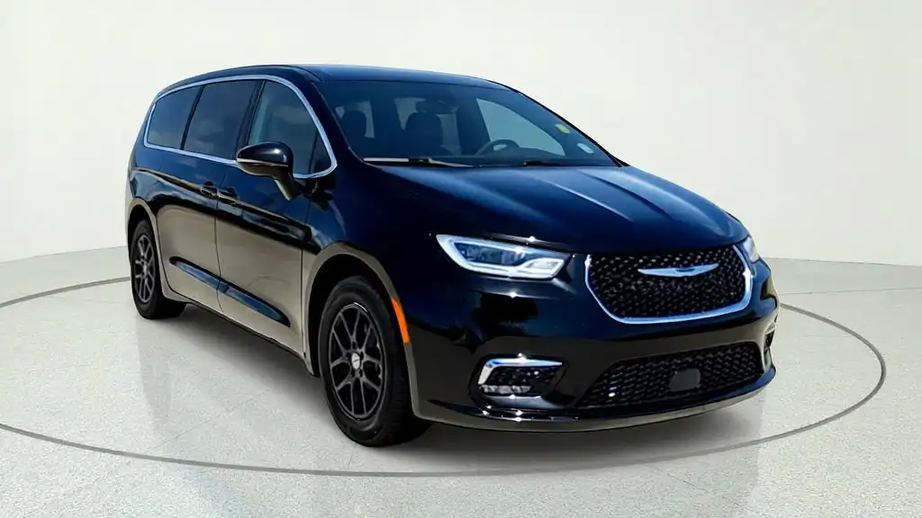 2025 Chrysler Pacifica Select's photo