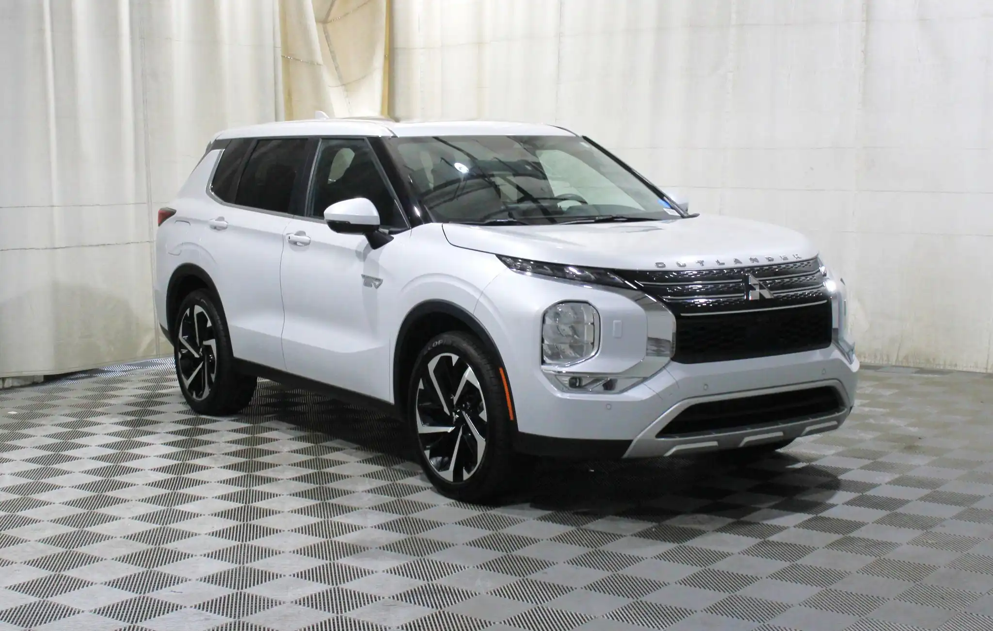 2024 Mitsubishi Outlander Plug-in Hybrid SE S-AWC's photo
