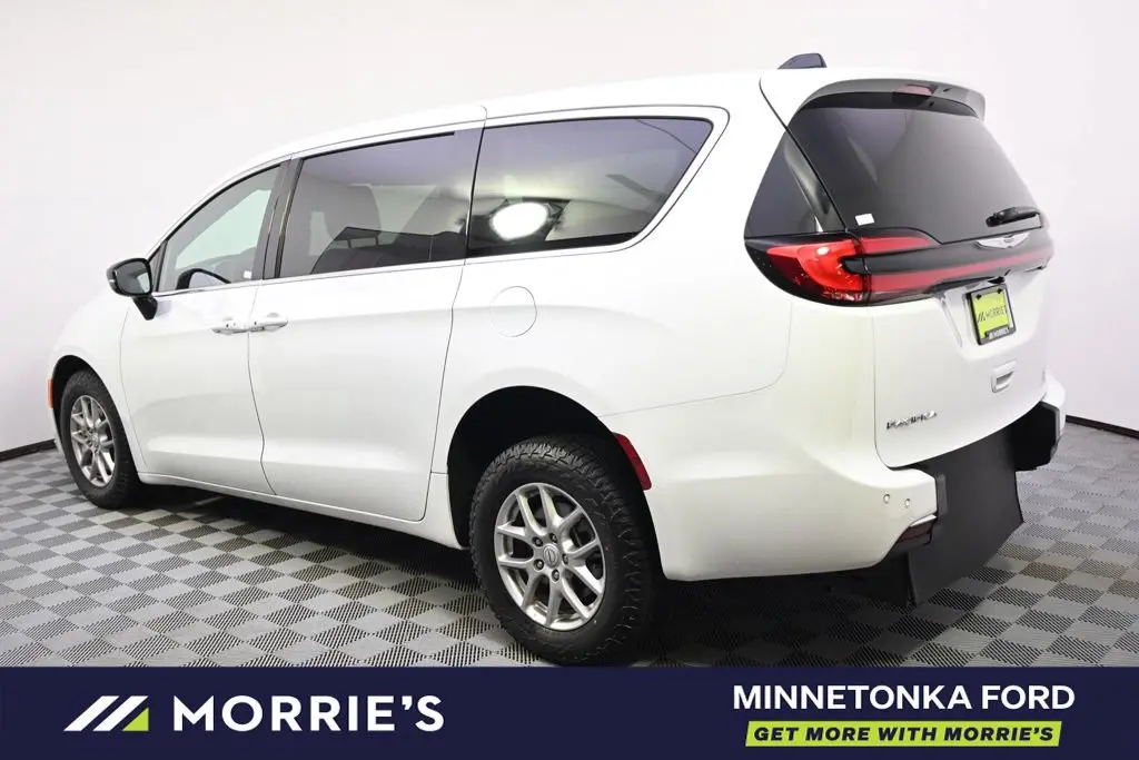 2026 Chrysler Pacifica Select photo 5