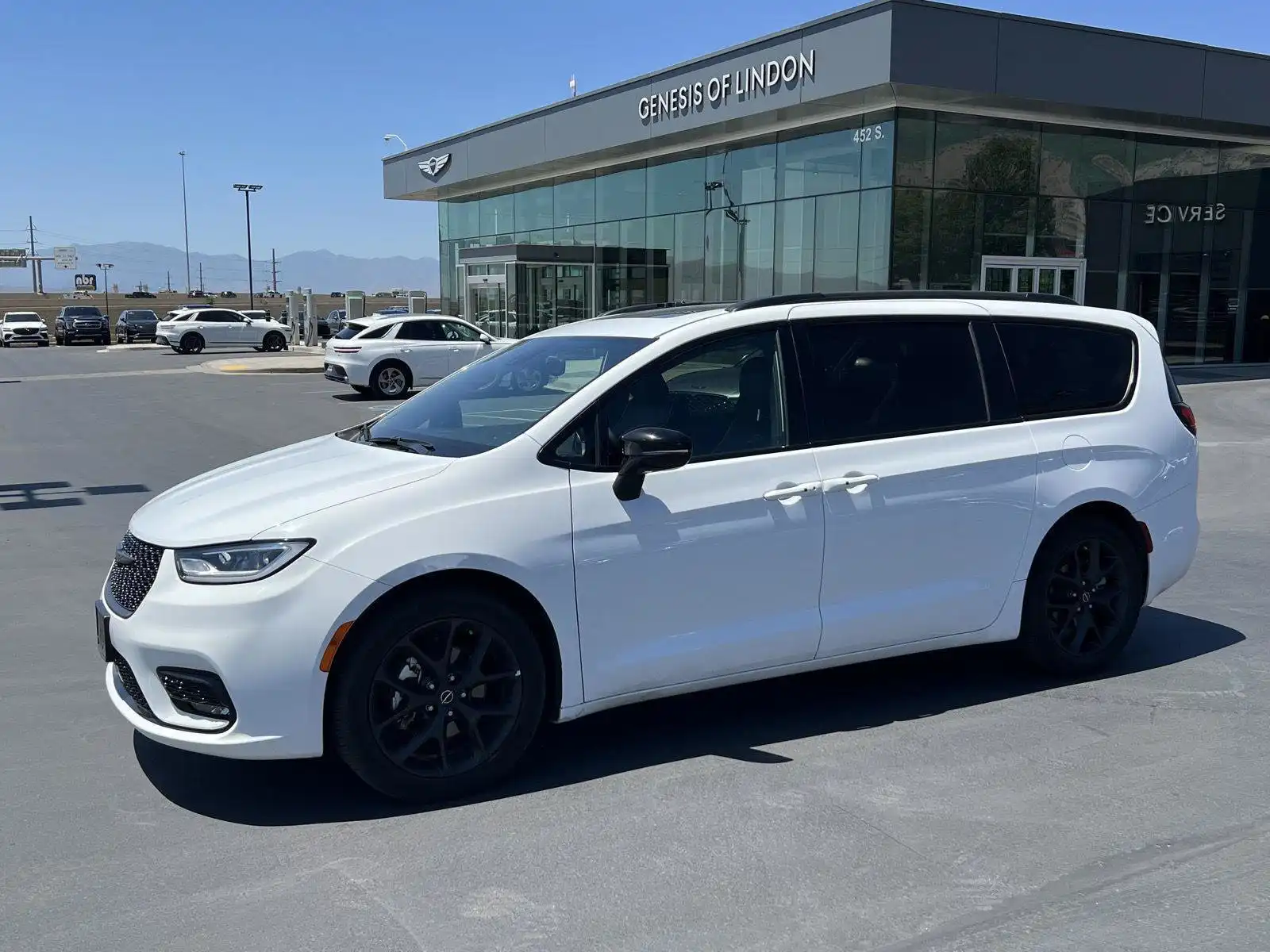 2025 Chrysler Pacifica Limited's photo