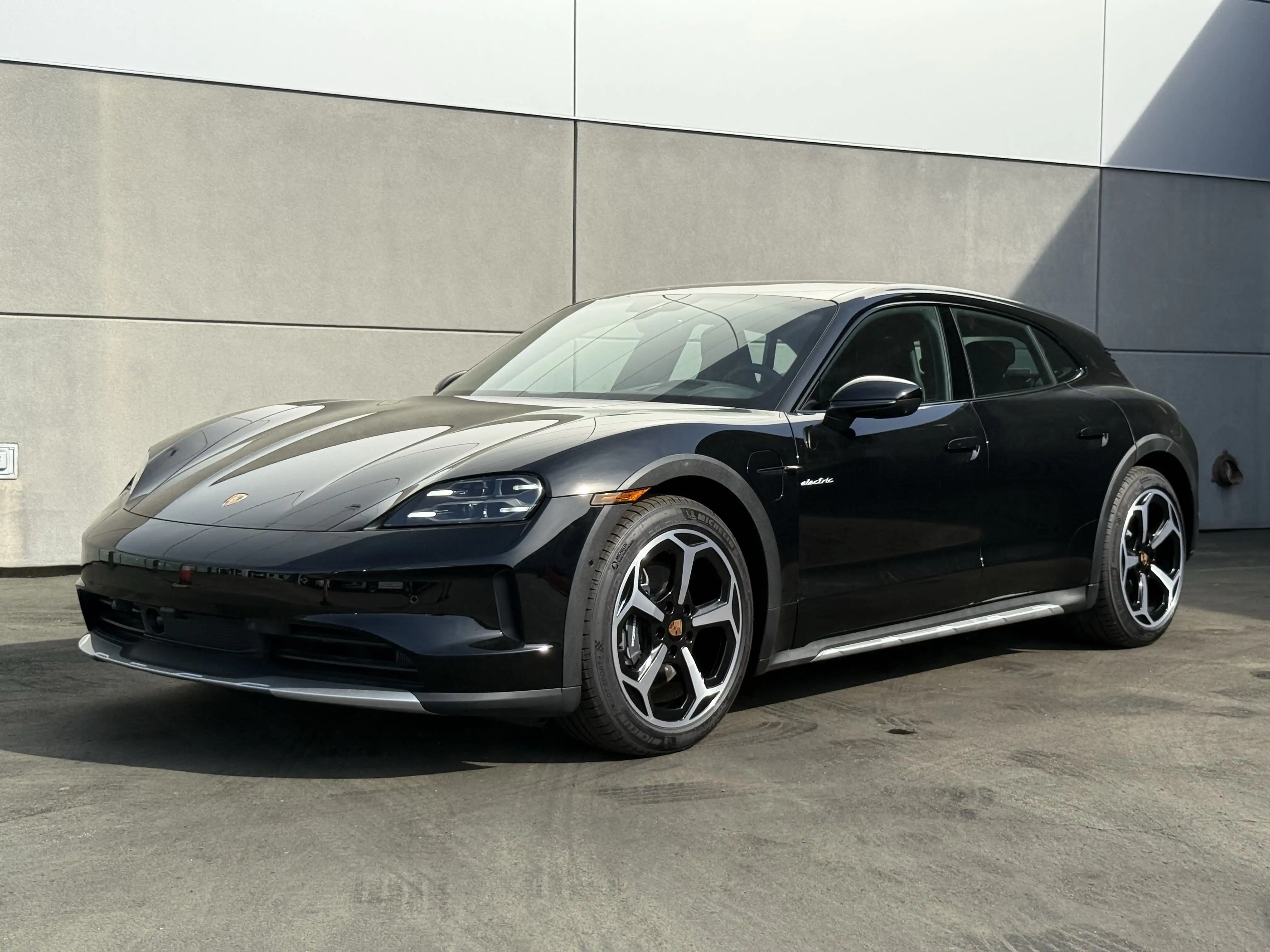 2025 Porsche Taycan 4 Cross Turismo's photo