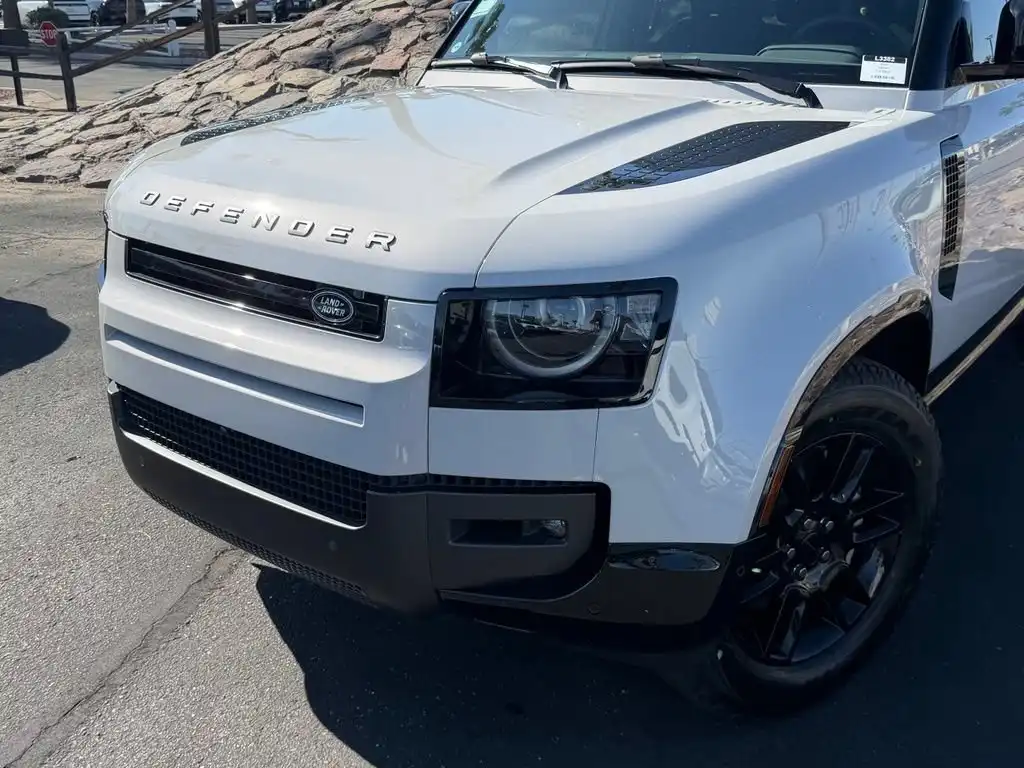 2026 Land Rover Defender 110 P400 X-Dynamic SE's photo